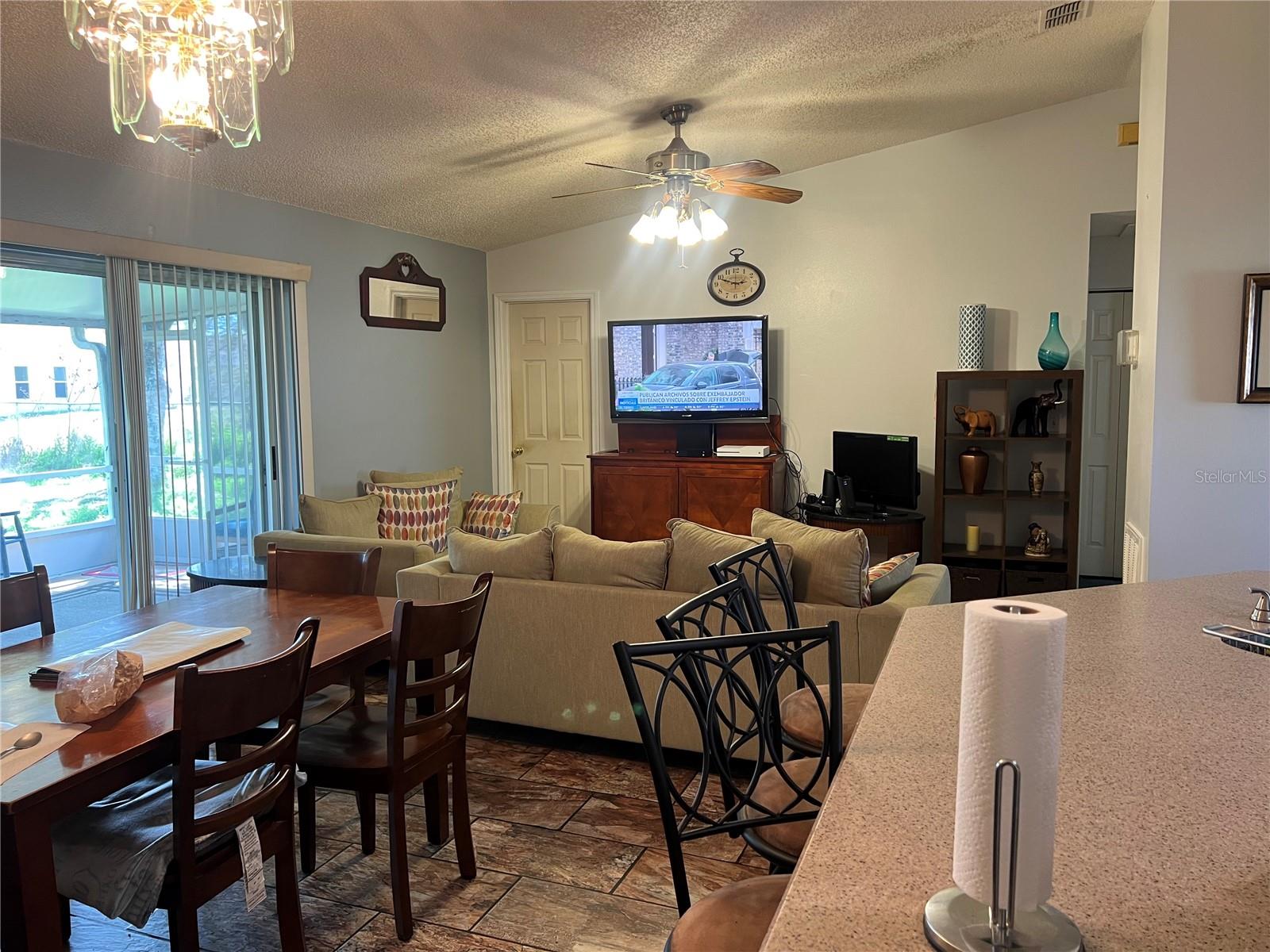 Image 8 of 9 For 910 Louvre Court