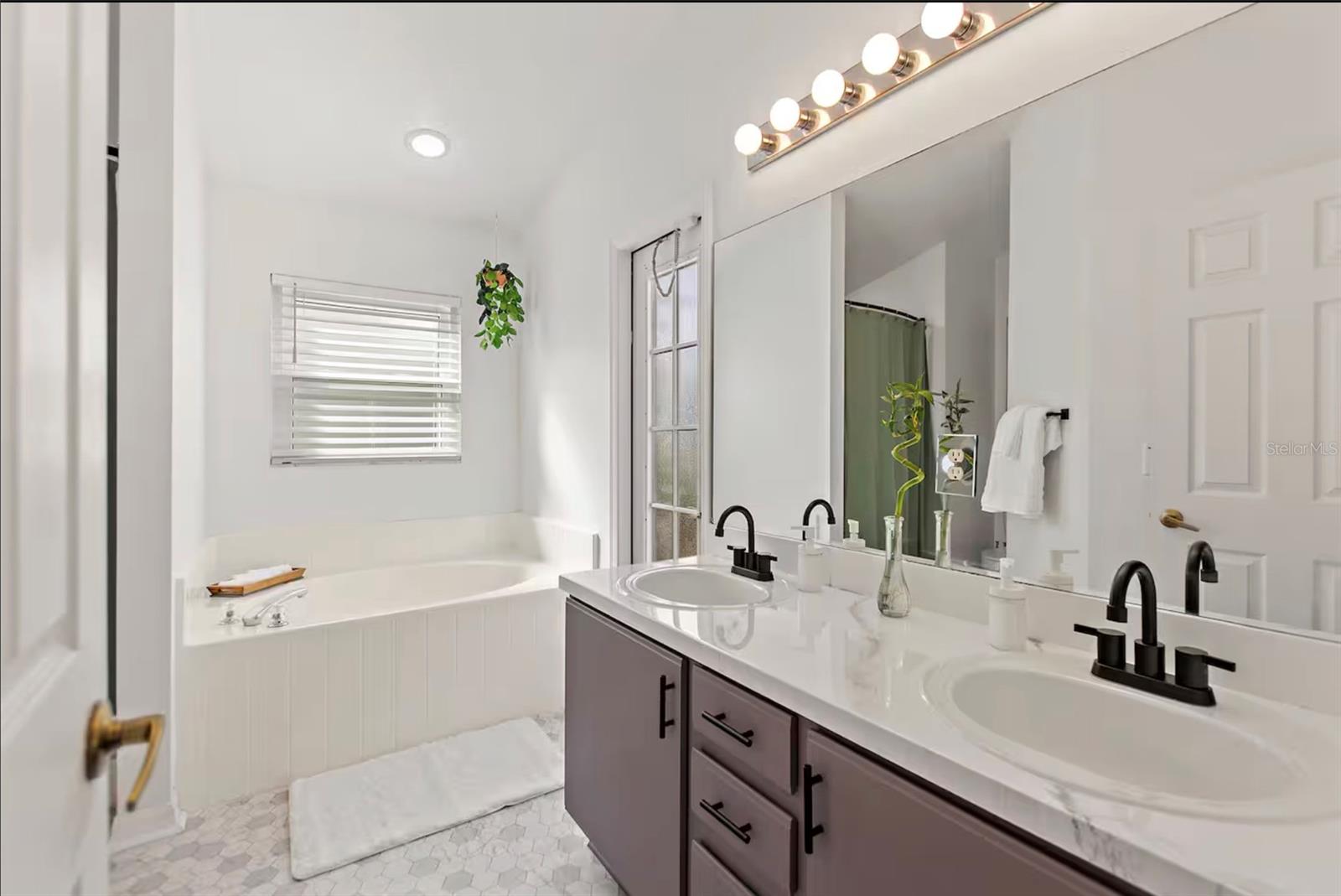 Image 14 of 37 For 431 Lockbreeze Drive