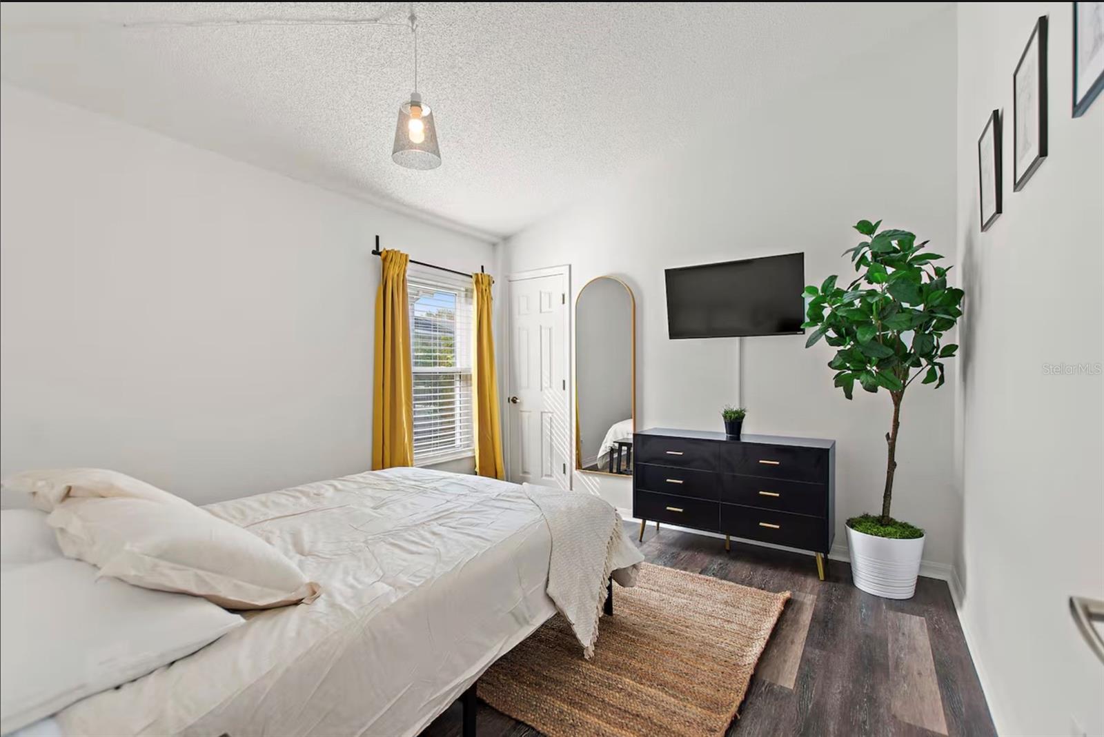 Image 15 of 37 For 431 Lockbreeze Drive