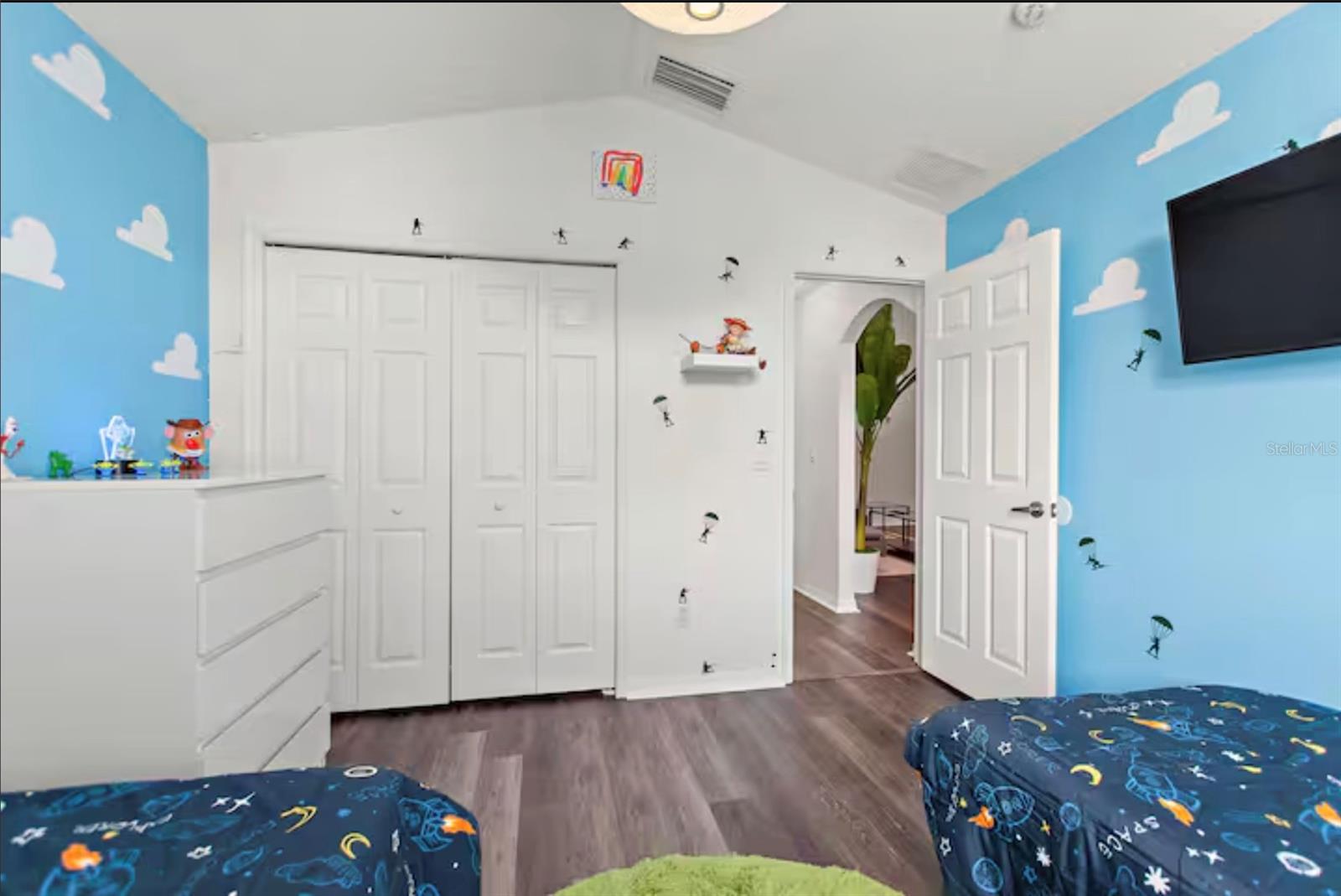 Image 19 of 37 For 431 Lockbreeze Drive