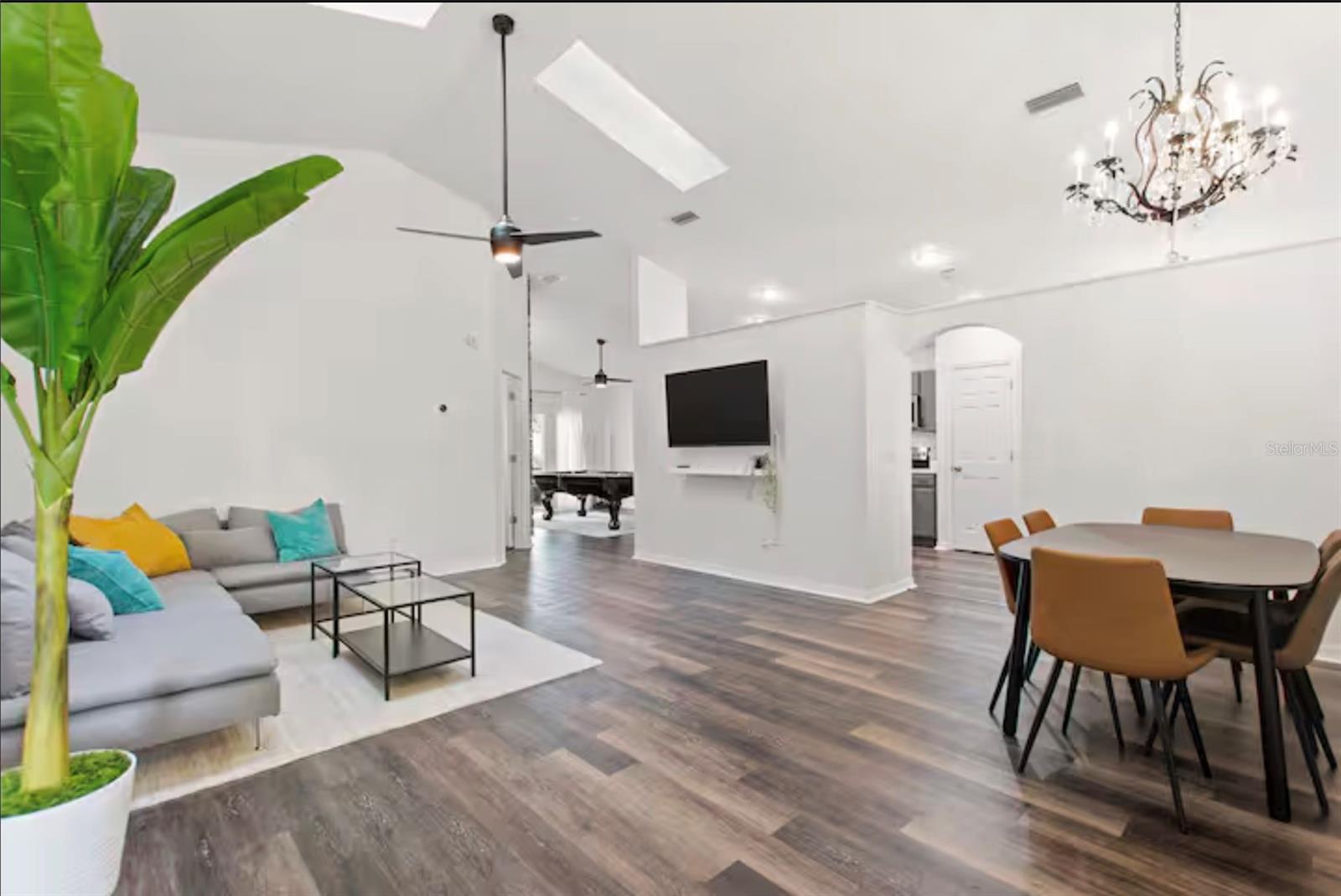 Image 4 of 37 For 431 Lockbreeze Drive