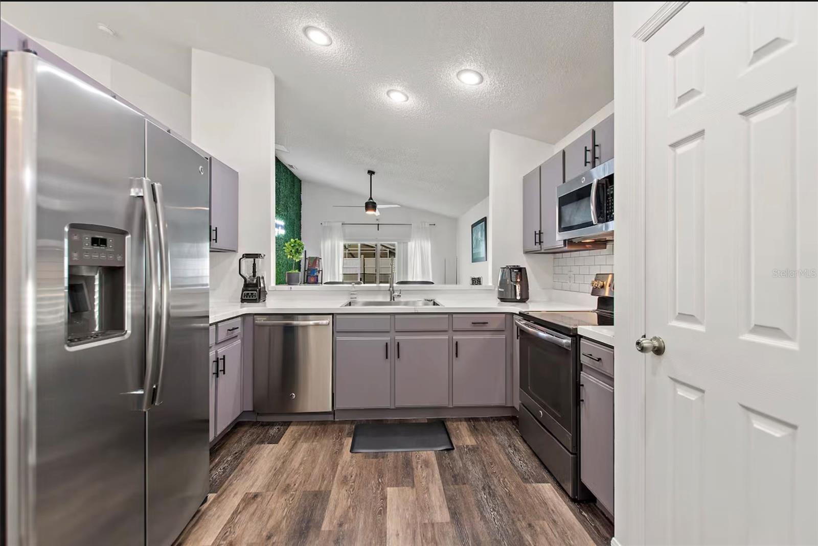 Image 7 of 37 For 431 Lockbreeze Drive