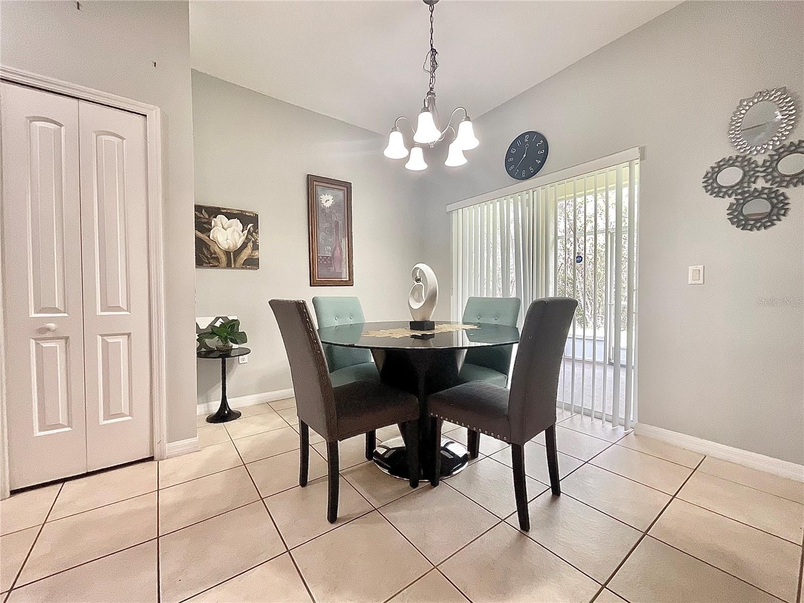 Image 6 of 17 For 907 Hacienda Circle