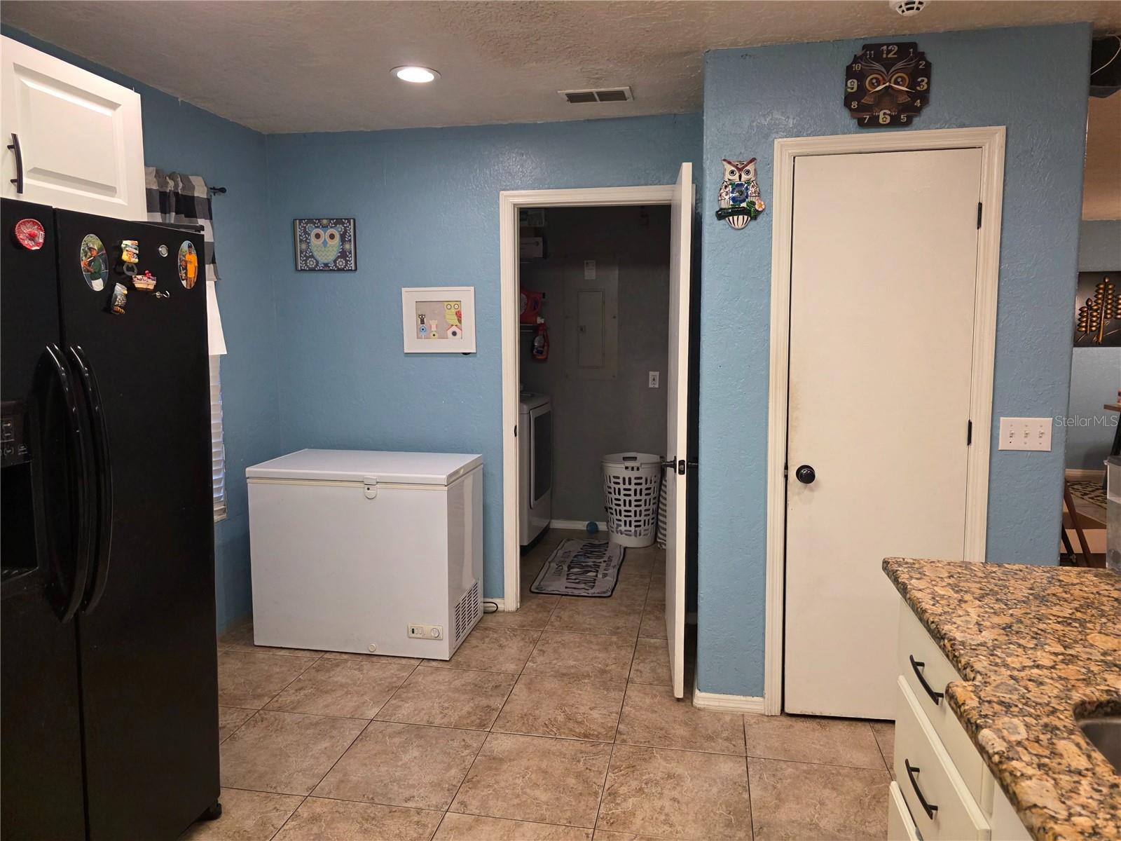 Image 24 of 27 For 525 Avenue A Ne