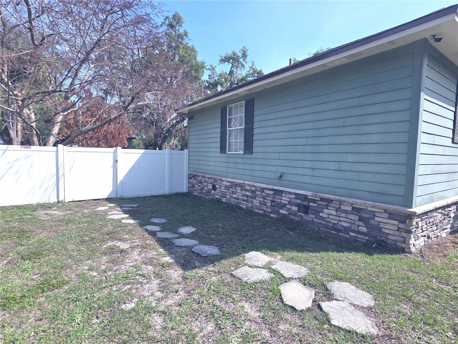 Image 4 of 27 For 525 Avenue A Ne