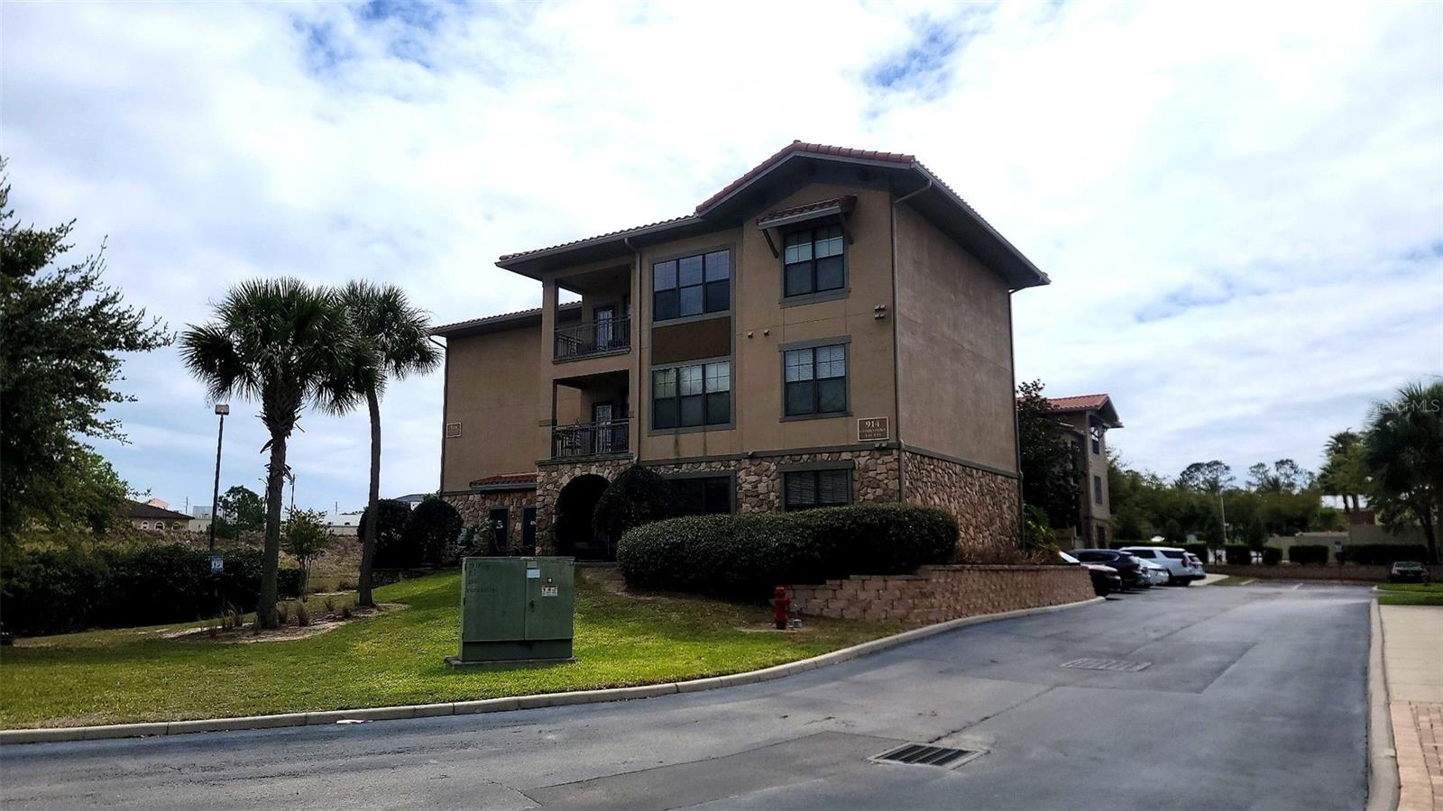 Image 2 of 41 For 914 Charo Parkway 123