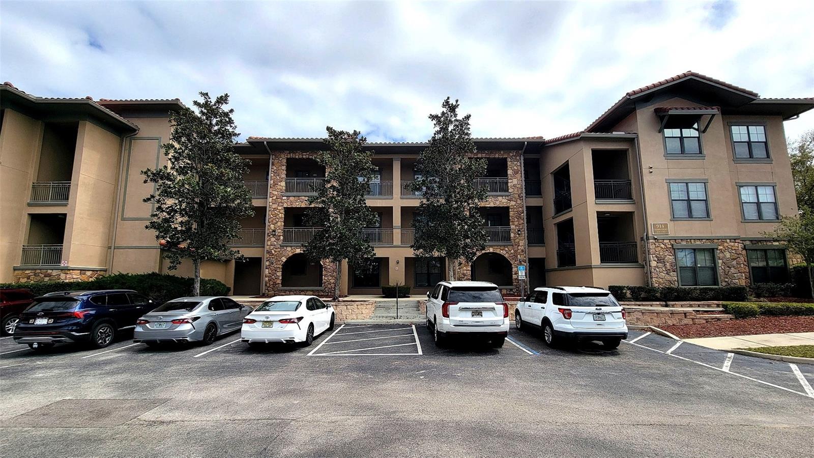 Image 4 of 41 For 914 Charo Parkway 123