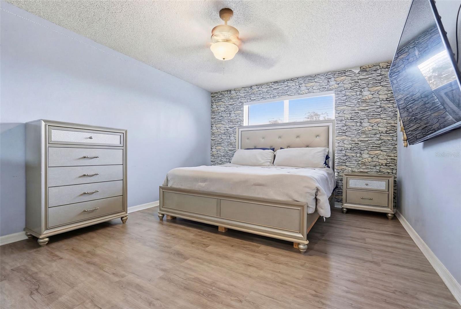 Image 25 of 31 For 346 Churchill Court