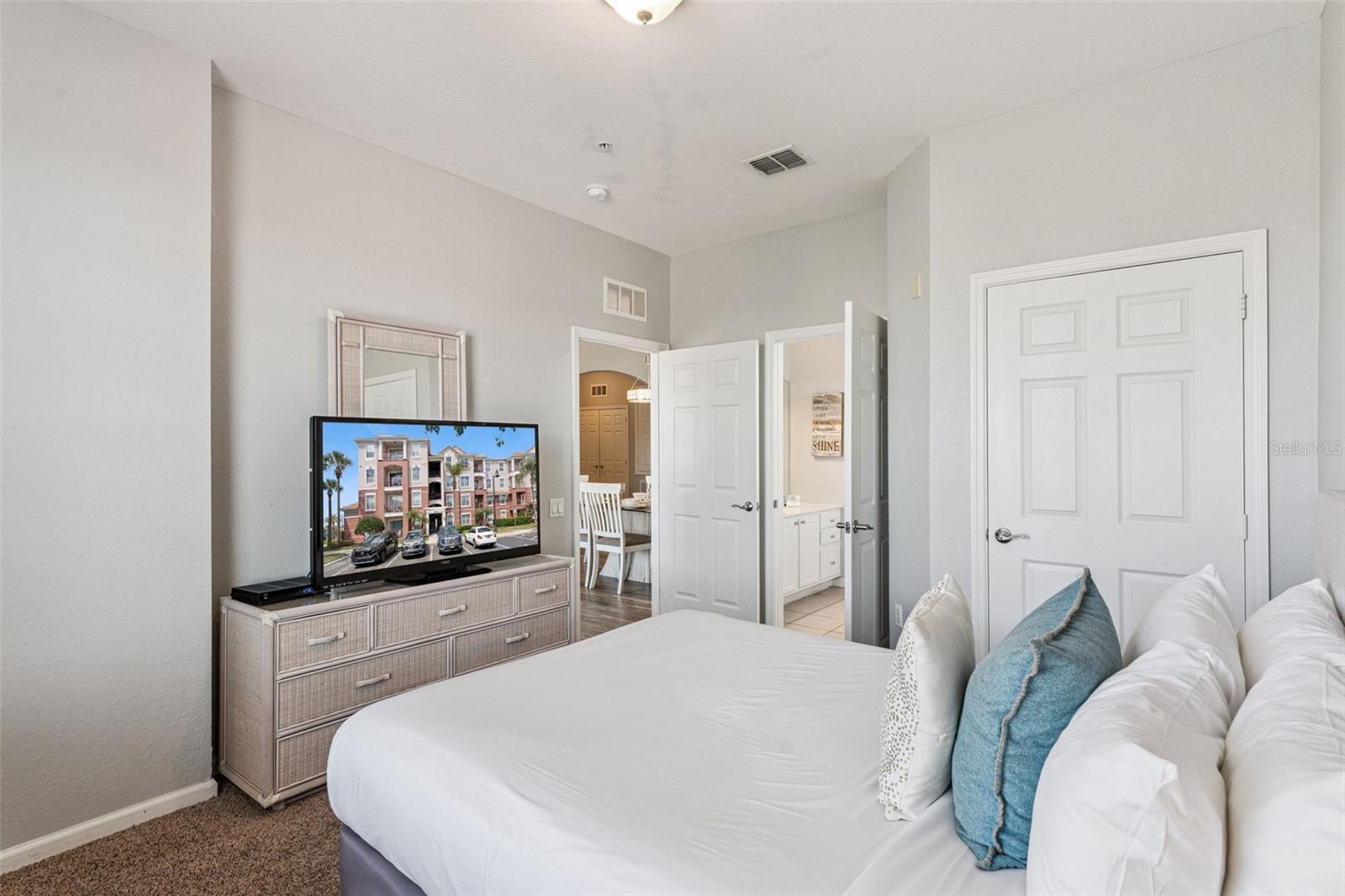 Image 15 of 61 For 4862 Cayview Avenue 403