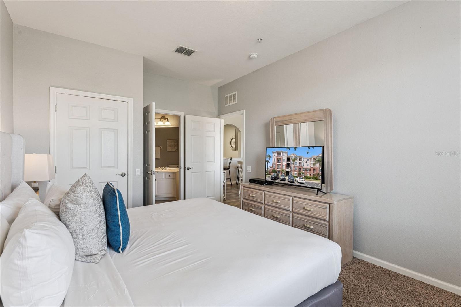 Image 16 of 61 For 4862 Cayview Avenue 403