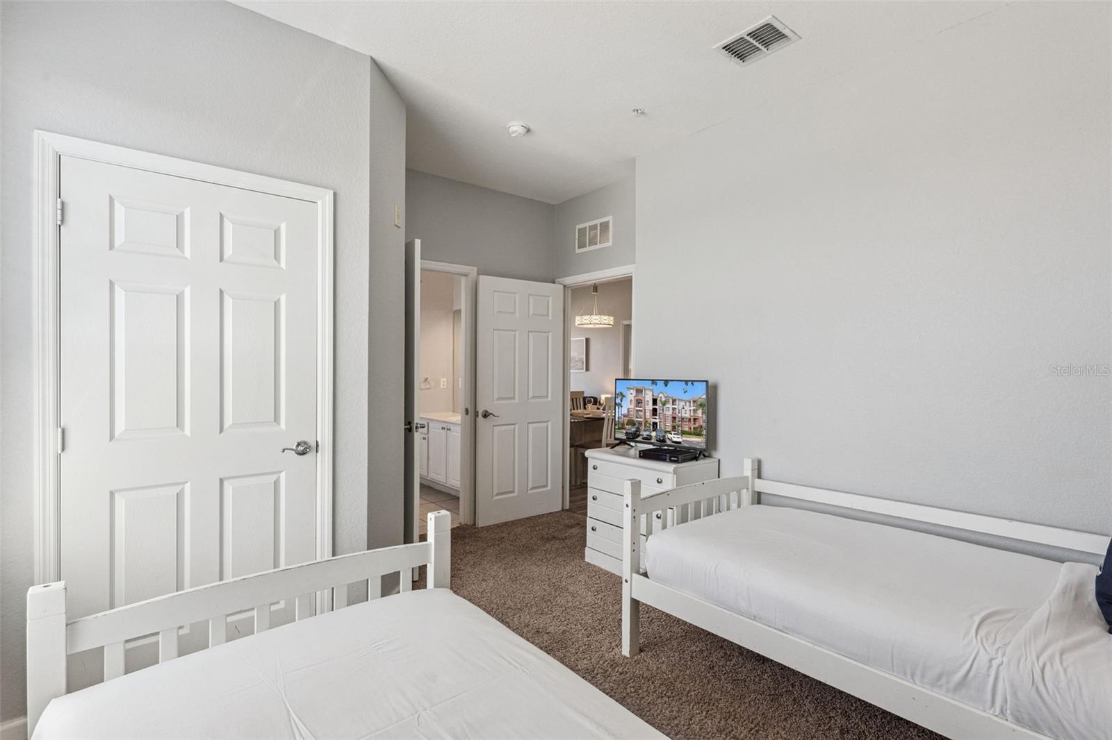 Image 18 of 61 For 4862 Cayview Avenue 403