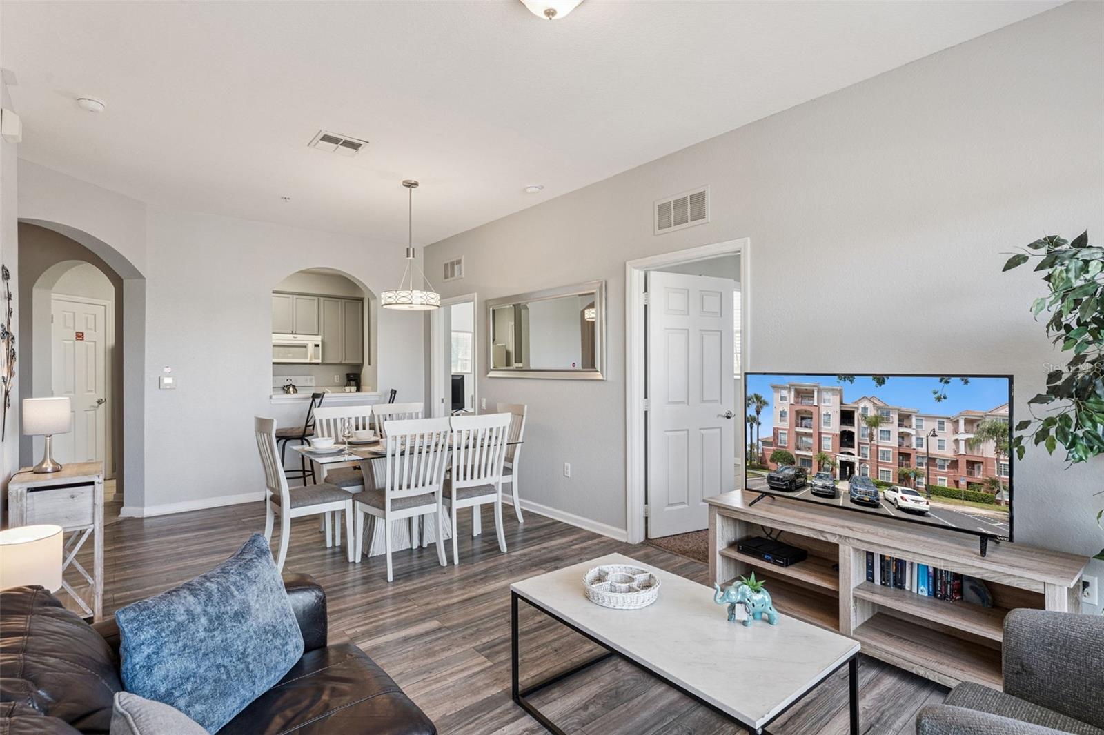 Image 6 of 61 For 4862 Cayview Avenue 403