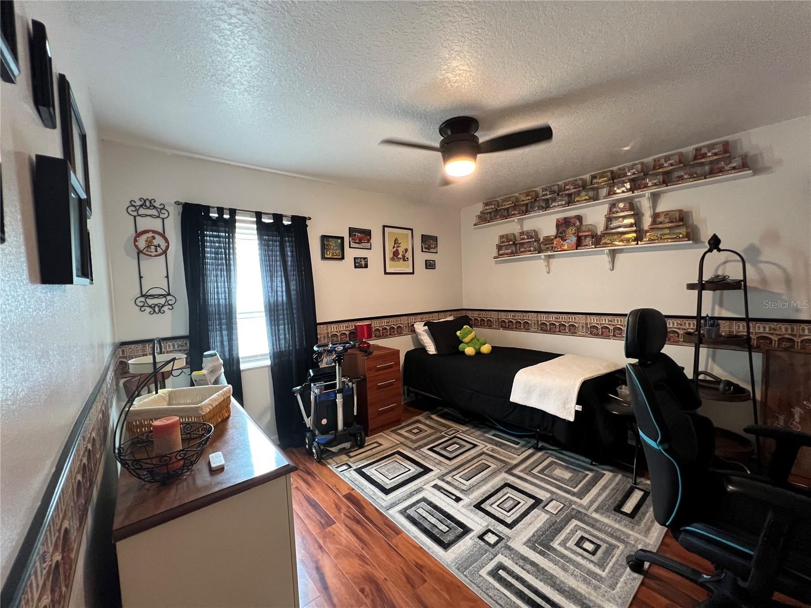 Image 17 of 25 For 465 Boxwood Court