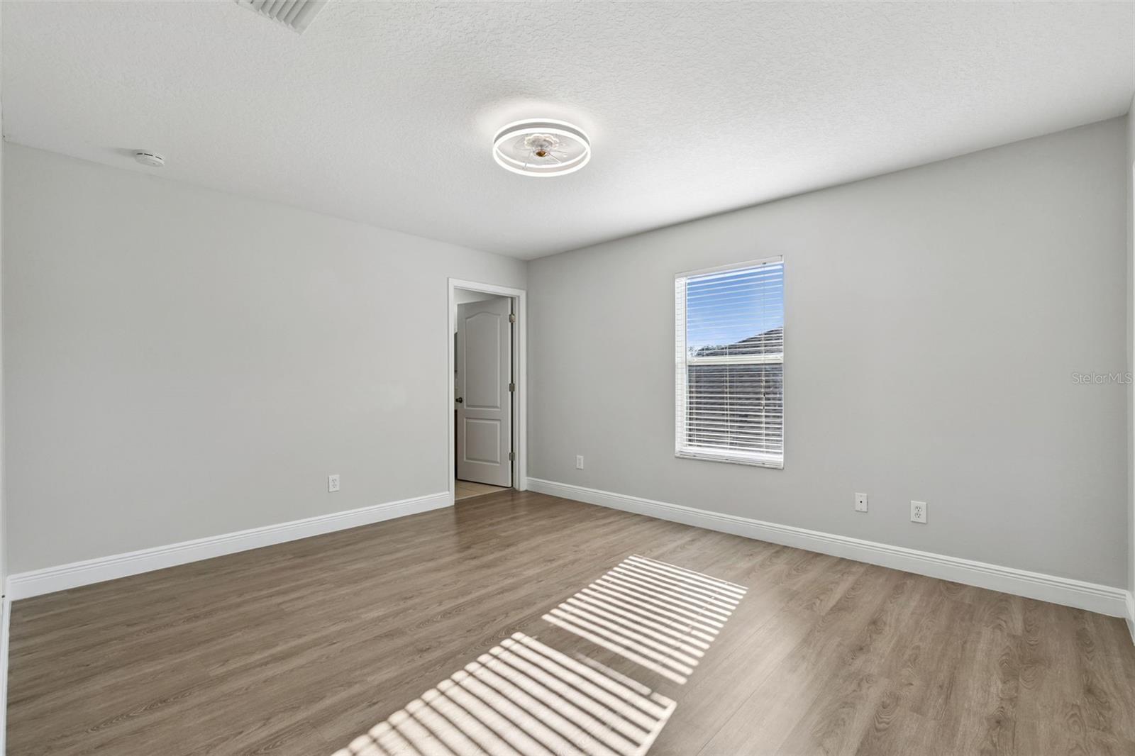 Image 22 of 53 For 272 Porchester Drive