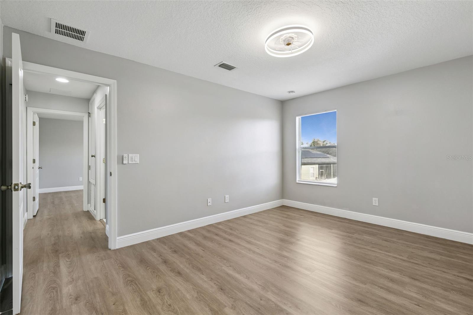 Image 23 of 53 For 272 Porchester Drive