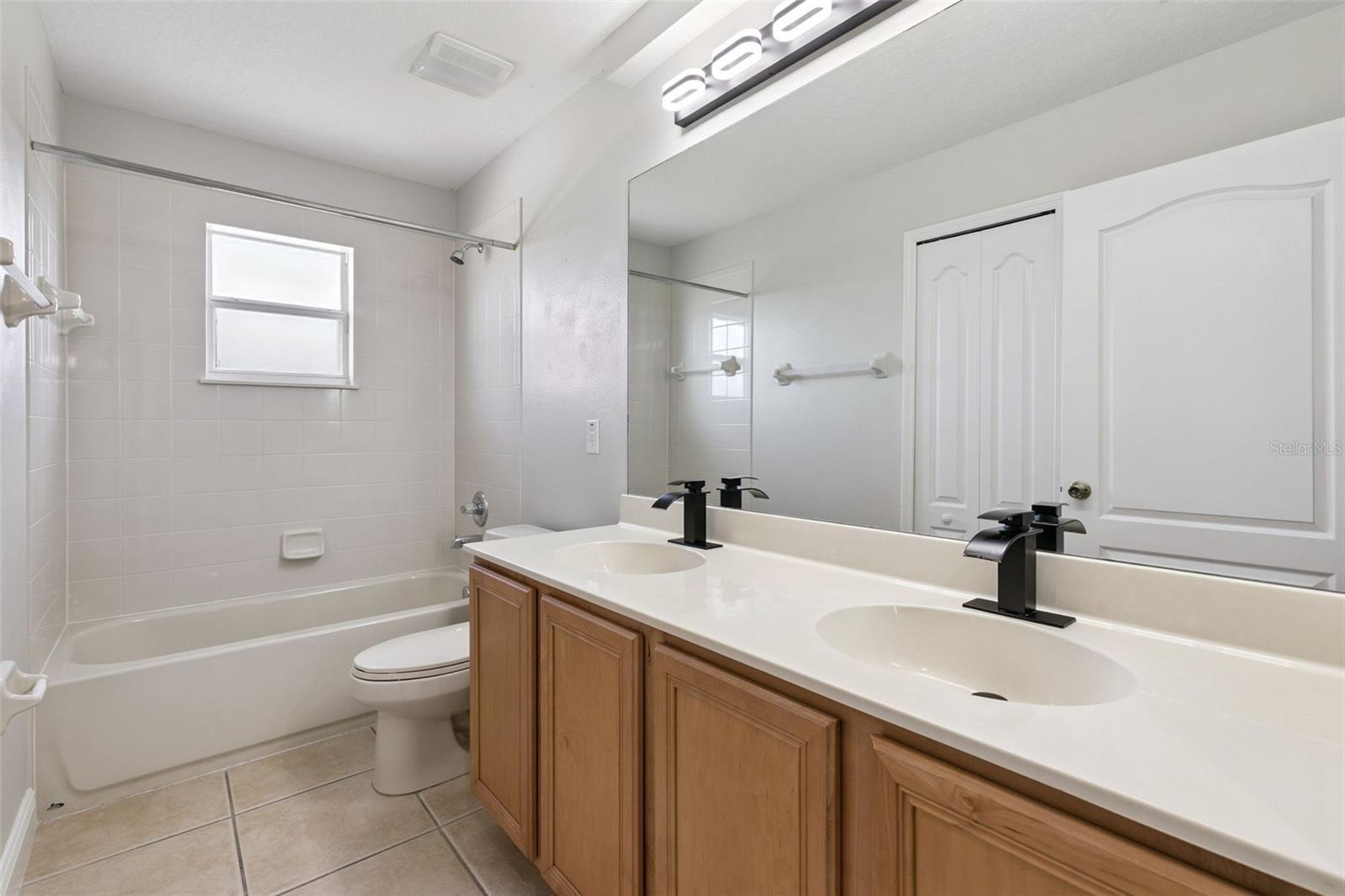 Image 25 of 53 For 272 Porchester Drive