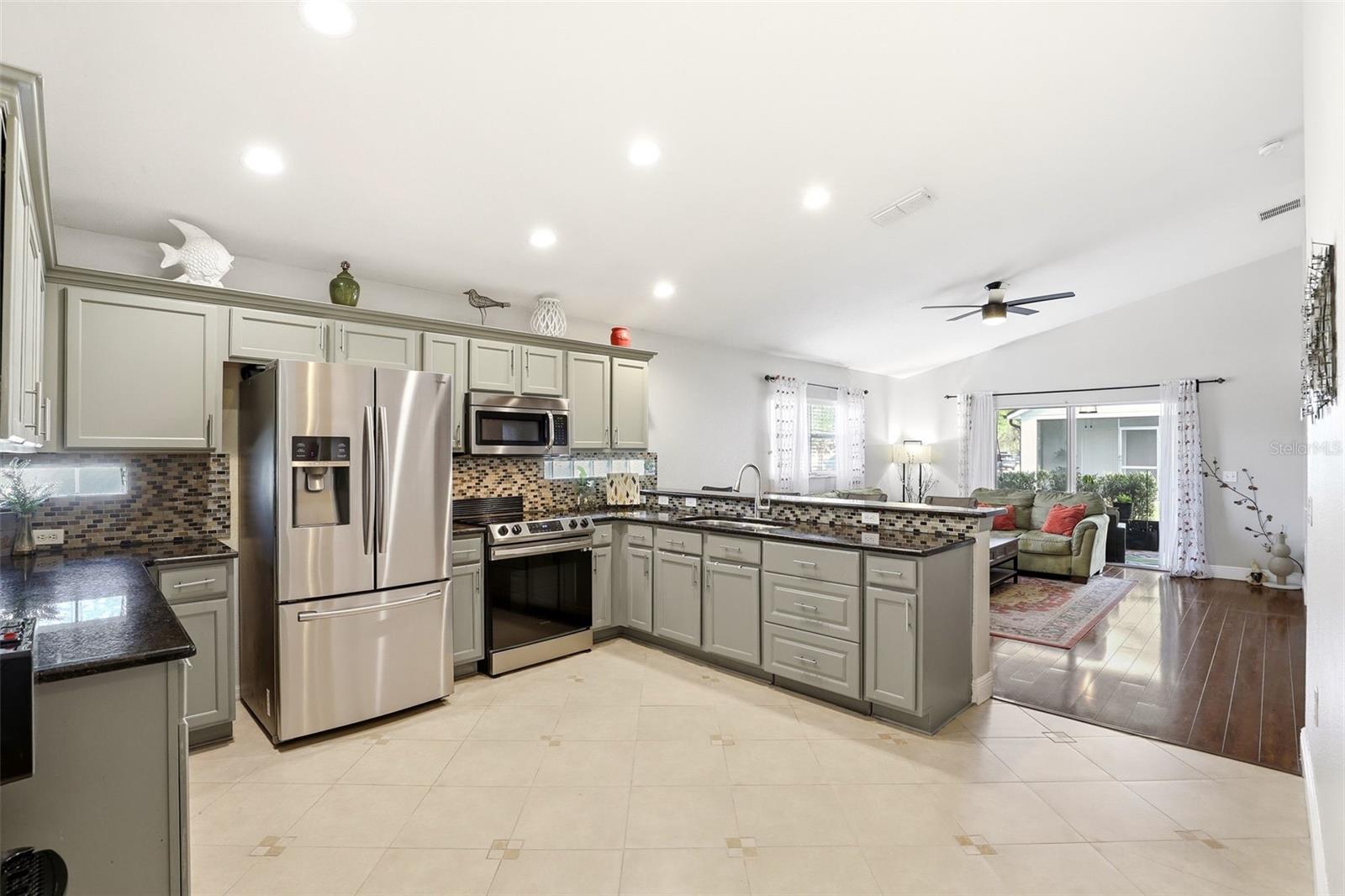 Image 21 of 59 For 2501 Balmoral Dr