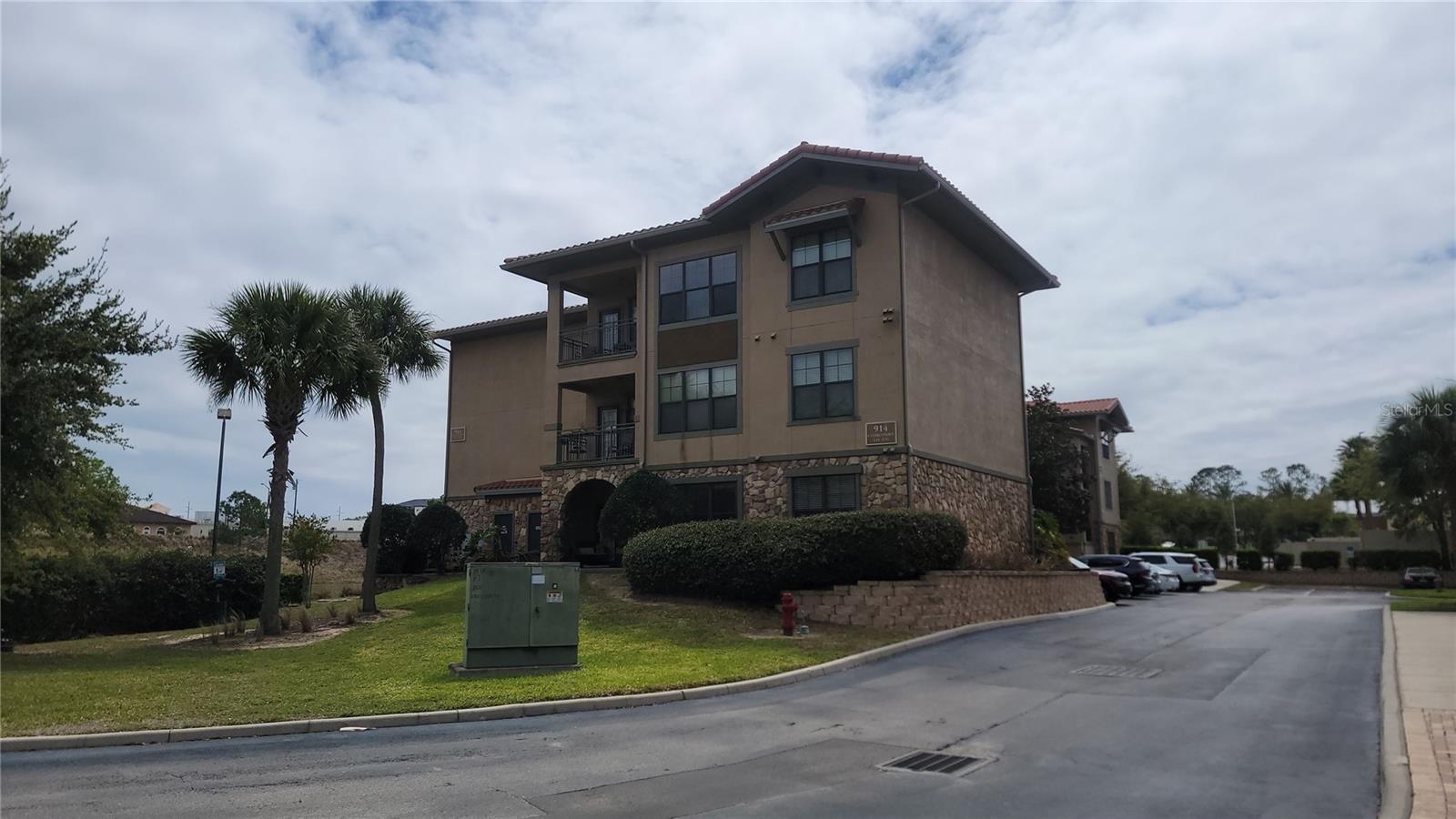 Image 2 of 44 For 914 Charo Parkway 123