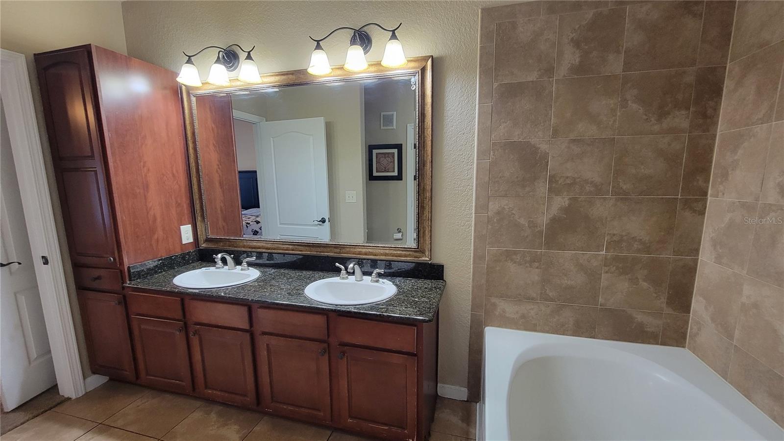 Image 20 of 44 For 914 Charo Parkway 123