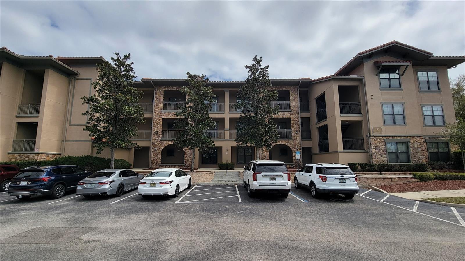 Image 4 of 44 For 914 Charo Parkway 123