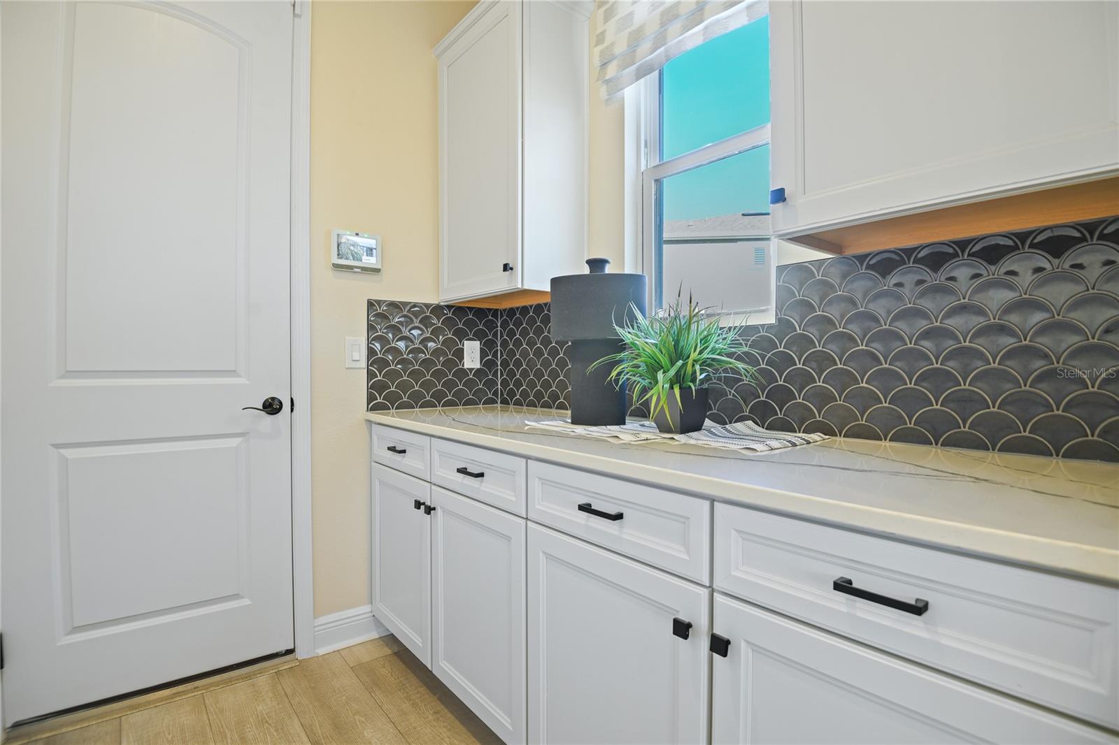 Image 11 of 26 For 1565 Daisy Hill Avenue