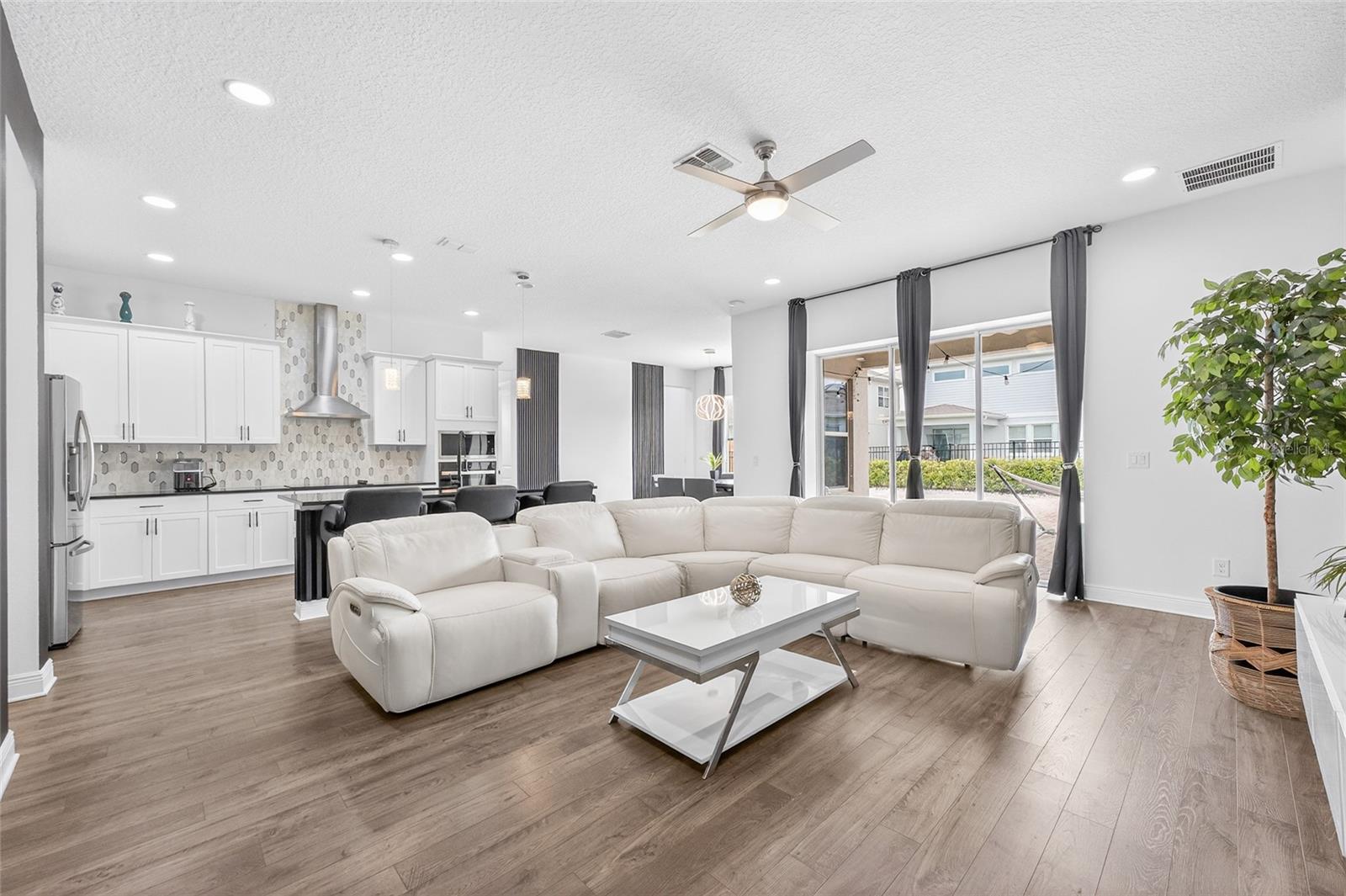 Image 11 of 62 For 19076 Planetree Street