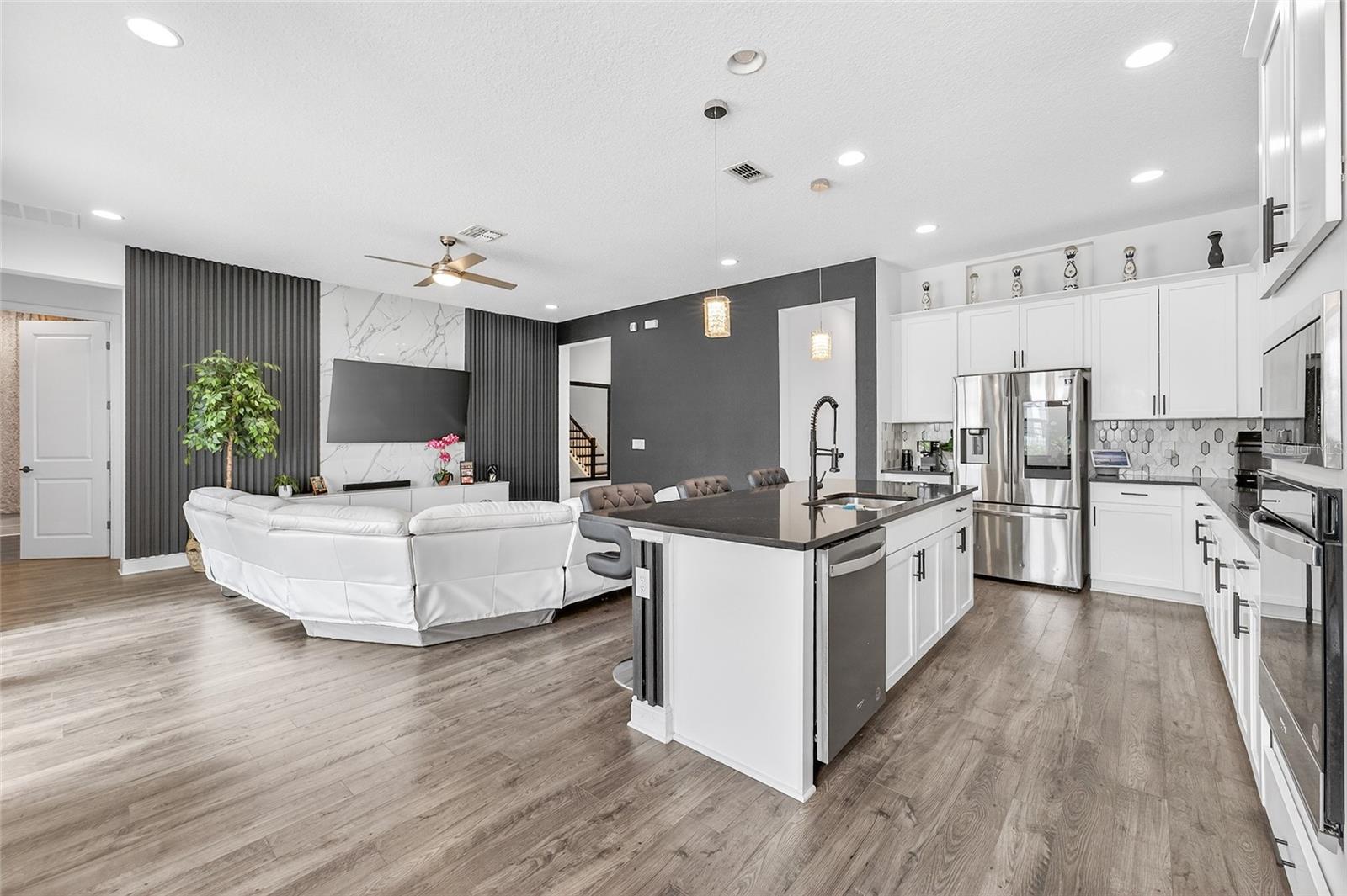 Image 14 of 62 For 19076 Planetree Street