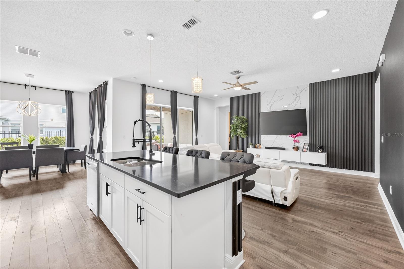 Image 22 of 62 For 19076 Planetree Street