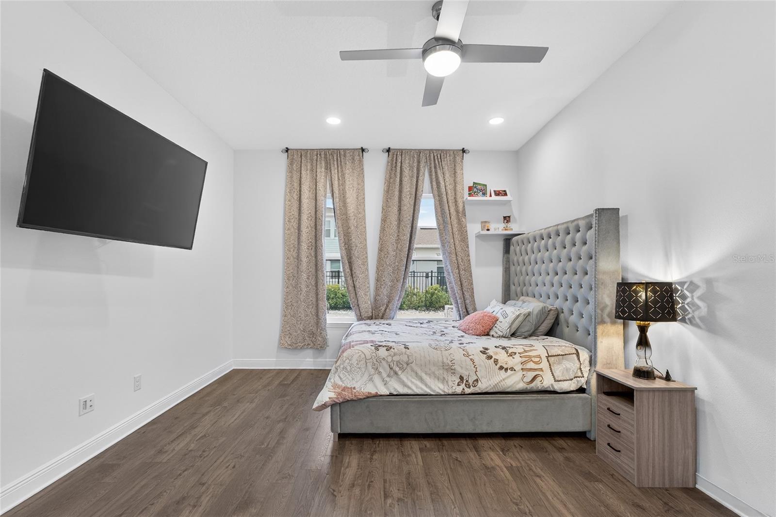 Image 23 of 62 For 19076 Planetree Street