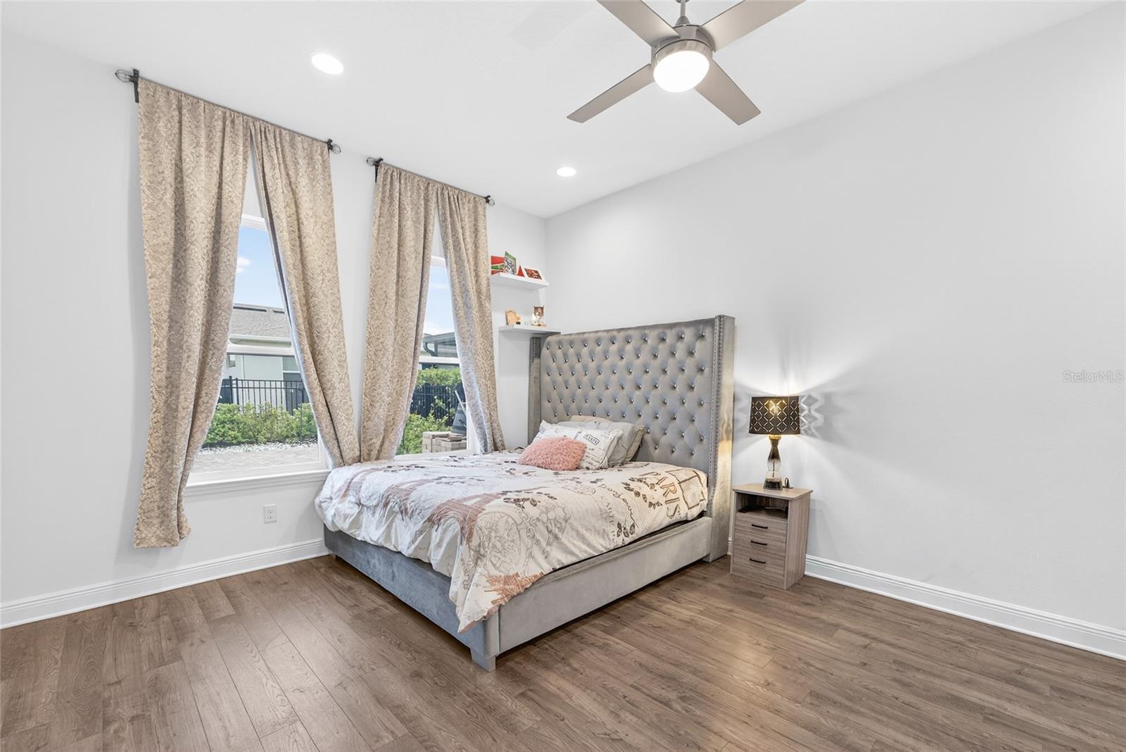 Image 24 of 62 For 19076 Planetree Street