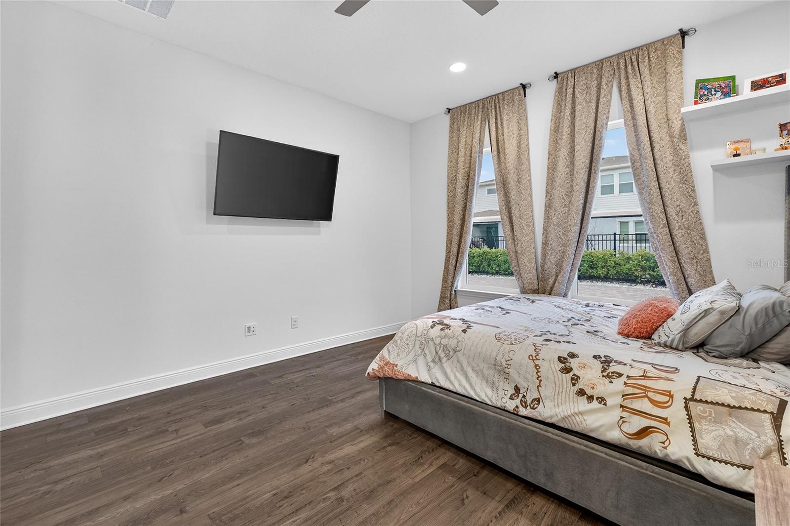 Image 25 of 62 For 19076 Planetree Street