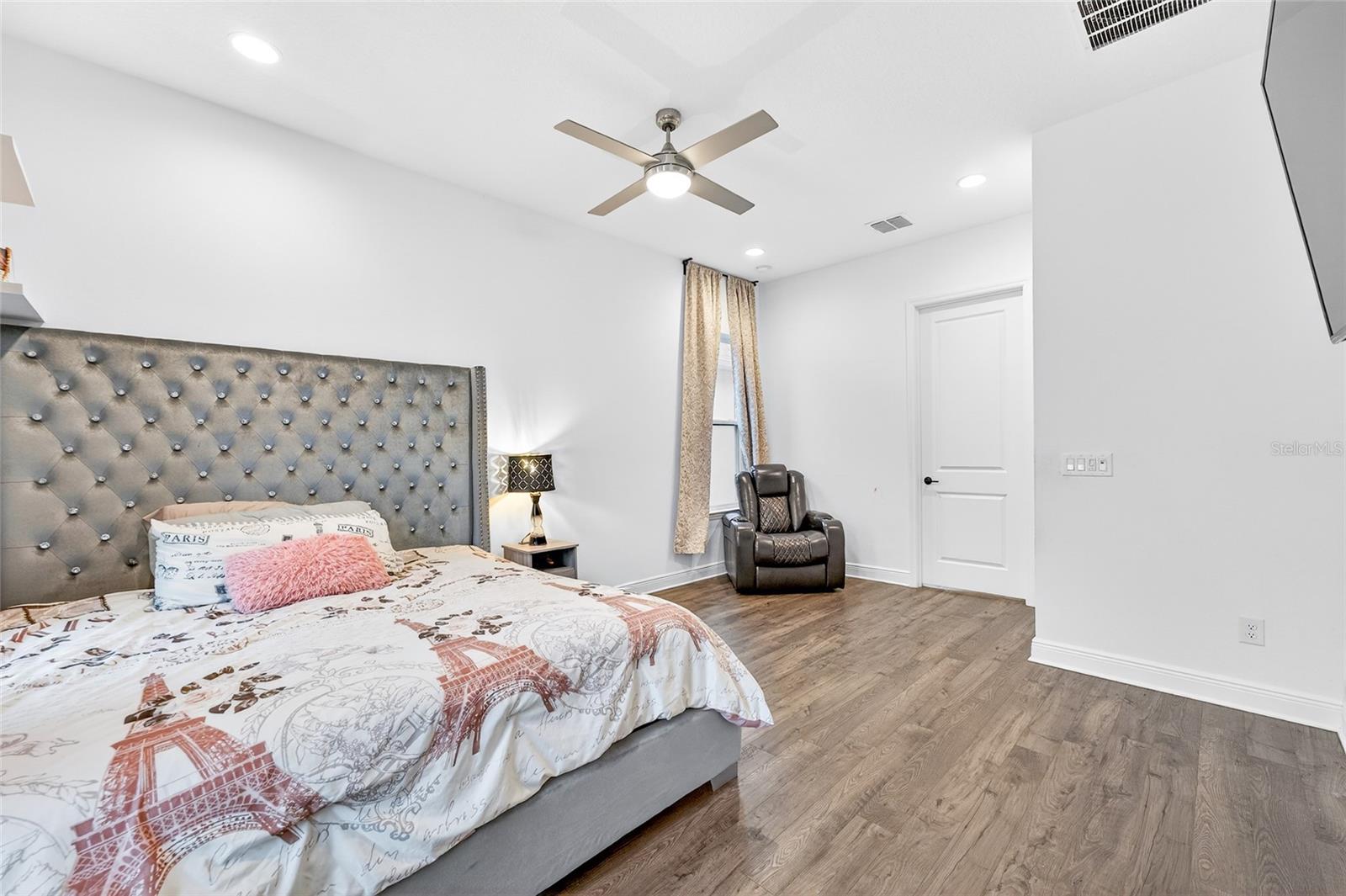 Image 26 of 62 For 19076 Planetree Street