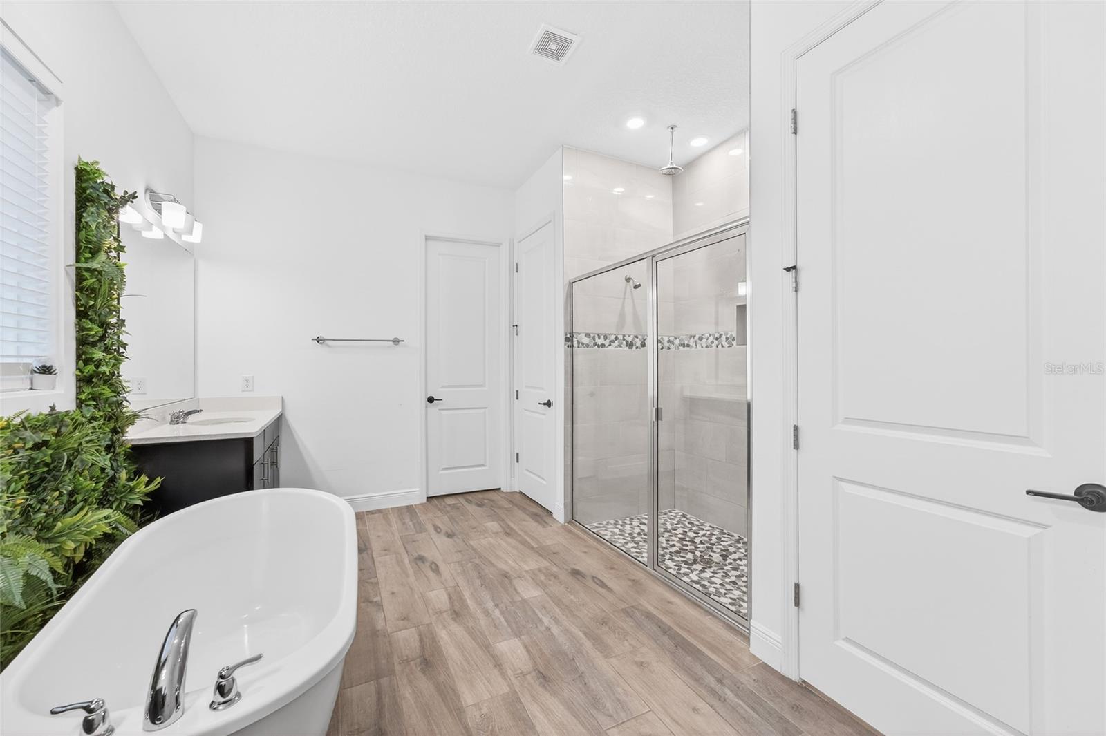 Image 28 of 62 For 19076 Planetree Street