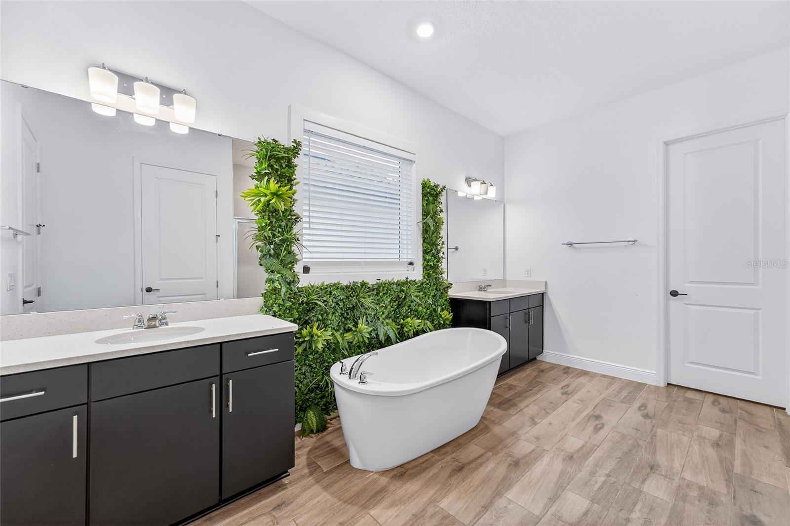 Image 29 of 62 For 19076 Planetree Street