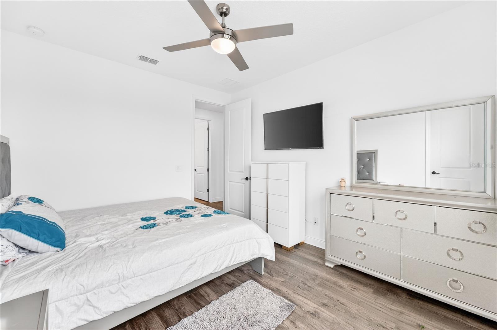 Image 40 of 62 For 19076 Planetree Street