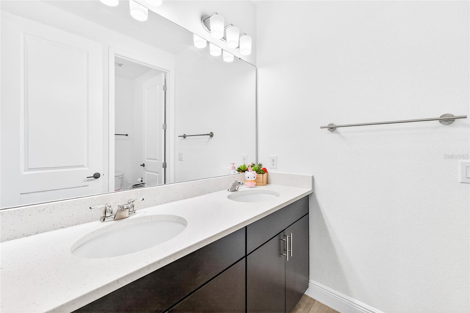 Image 41 of 62 For 19076 Planetree Street