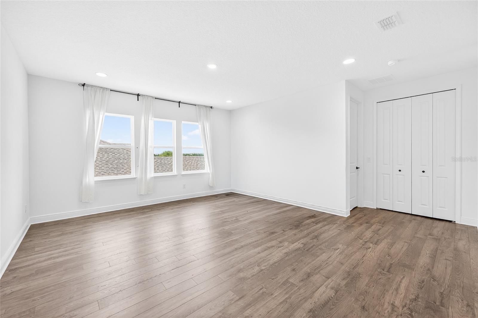 Image 43 of 62 For 19076 Planetree Street