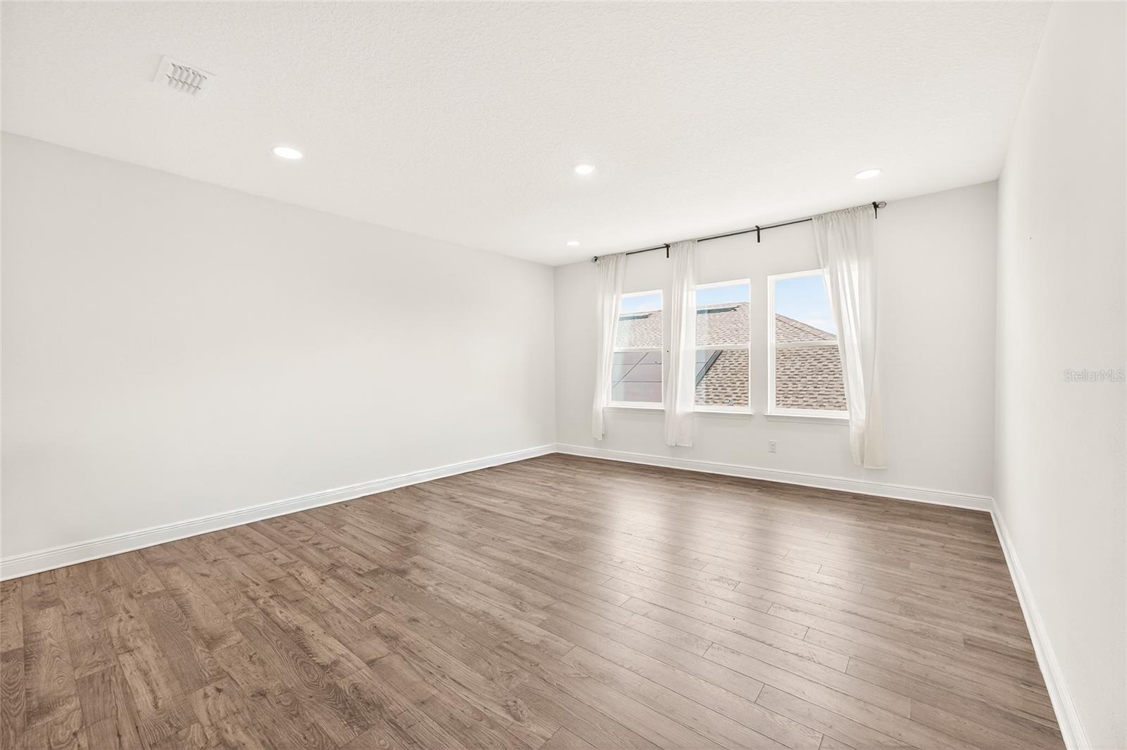 Image 44 of 62 For 19076 Planetree Street