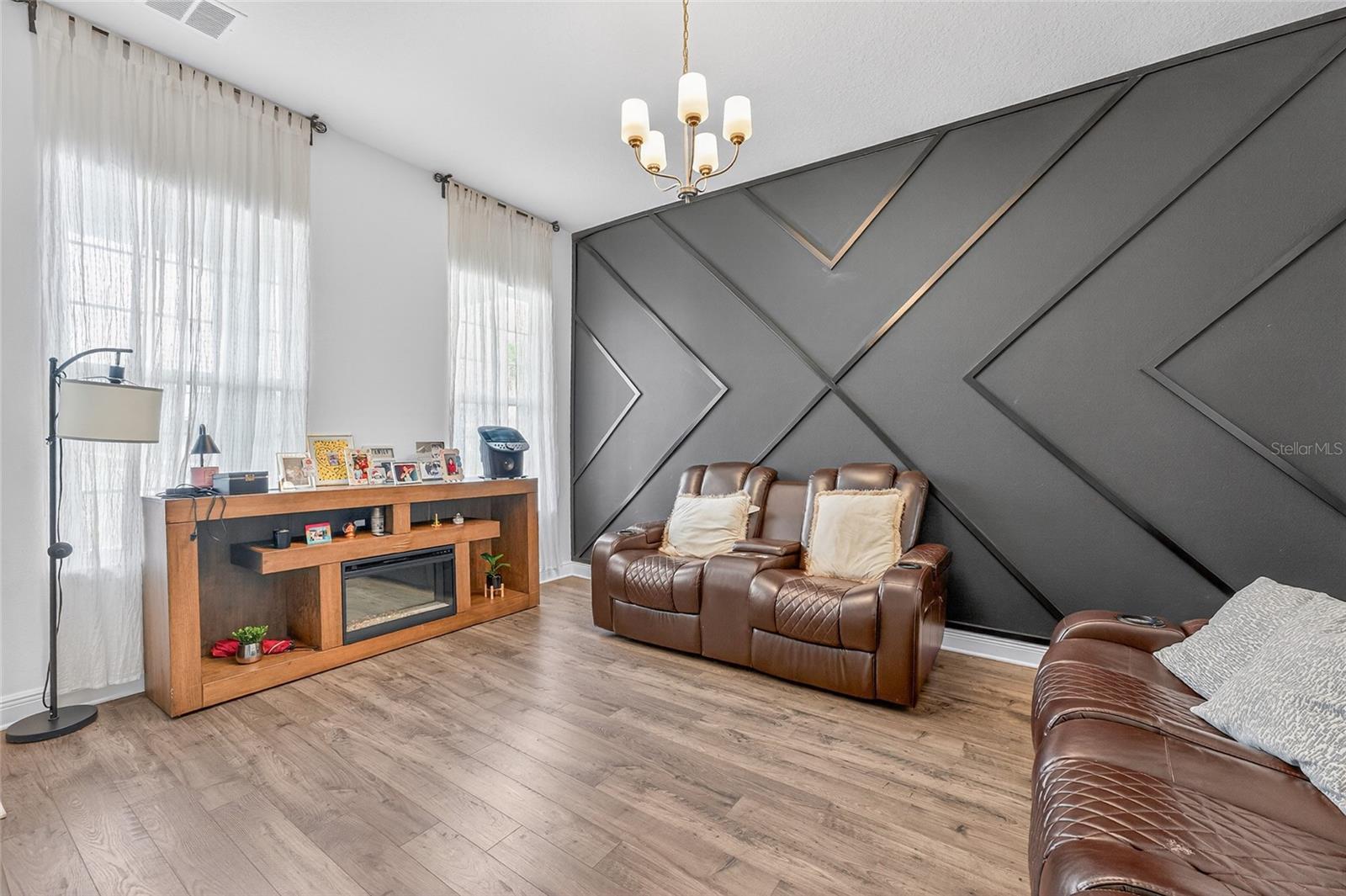 Image 6 of 62 For 19076 Planetree Street