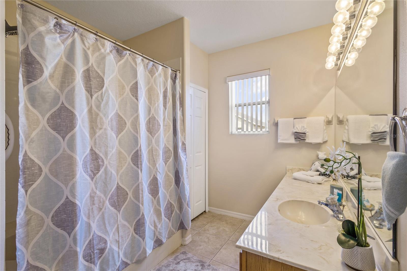 Image 23 of 35 For 422 Graystone Boulevard