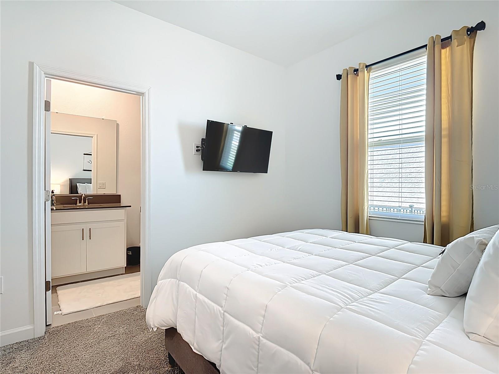 Image 32 of 73 For 4036 Redbridge Loop