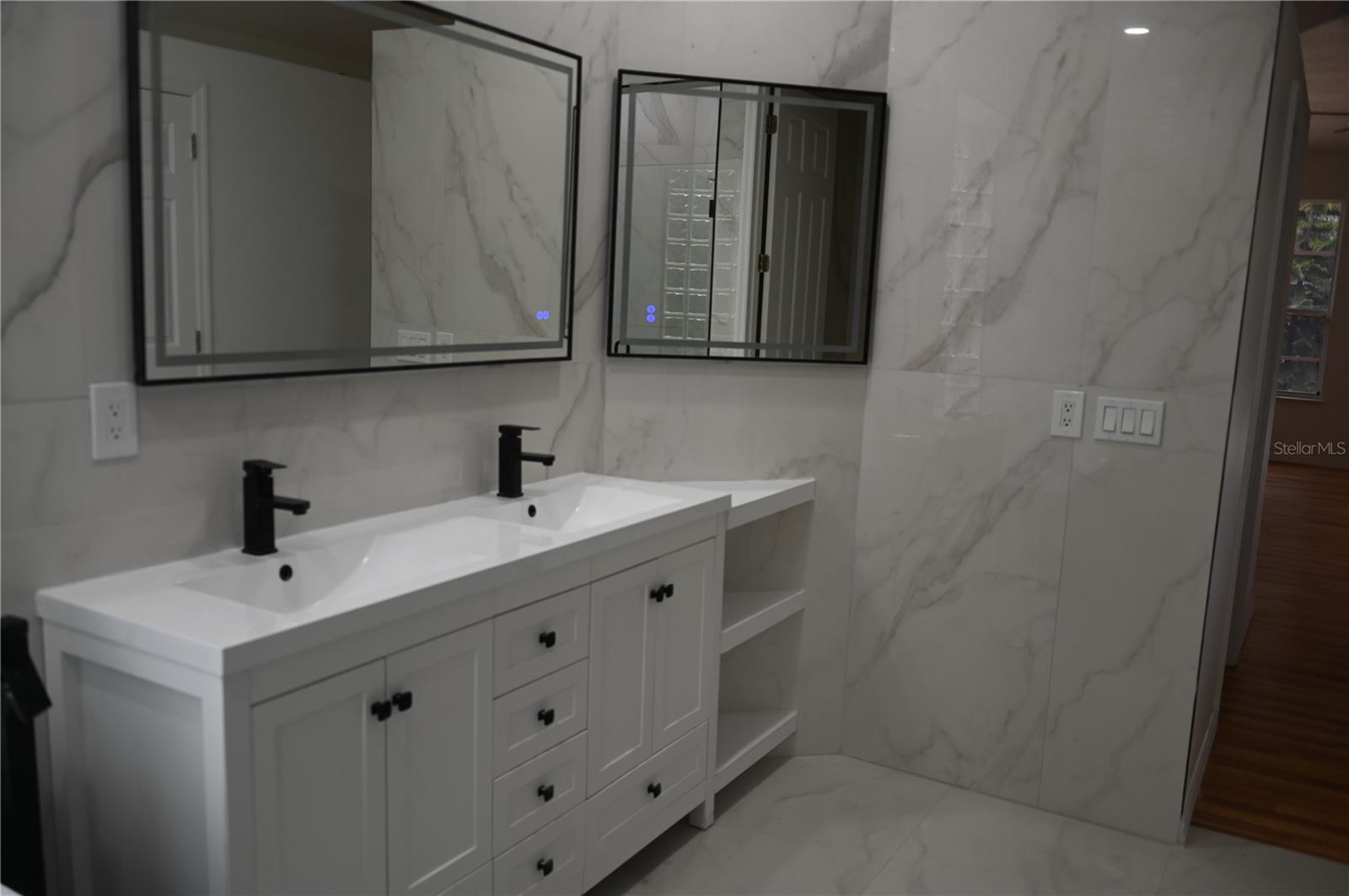 Image 19 of 27 For 8800 Oak Landings Court