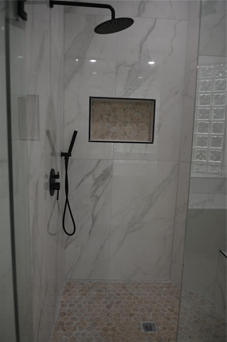 Image 20 of 27 For 8800 Oak Landings Court