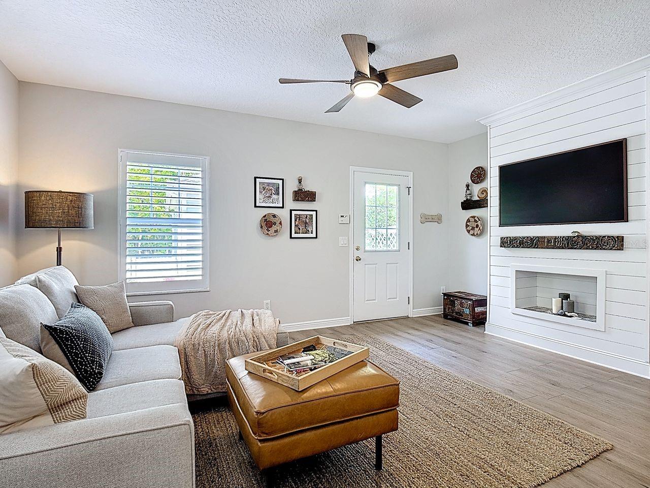 Image 19 of 47 For 1043 Nash Dr  1043