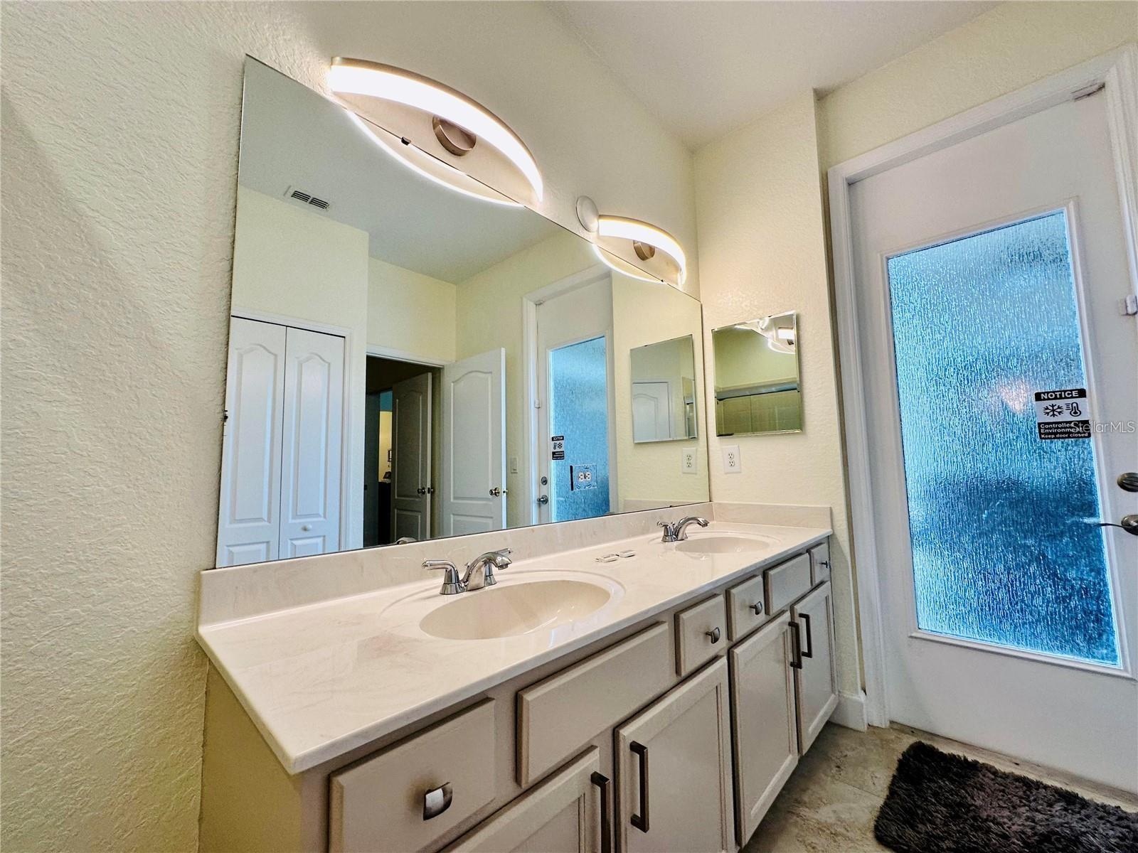 Image 17 of 34 For 522 Birkdale Street