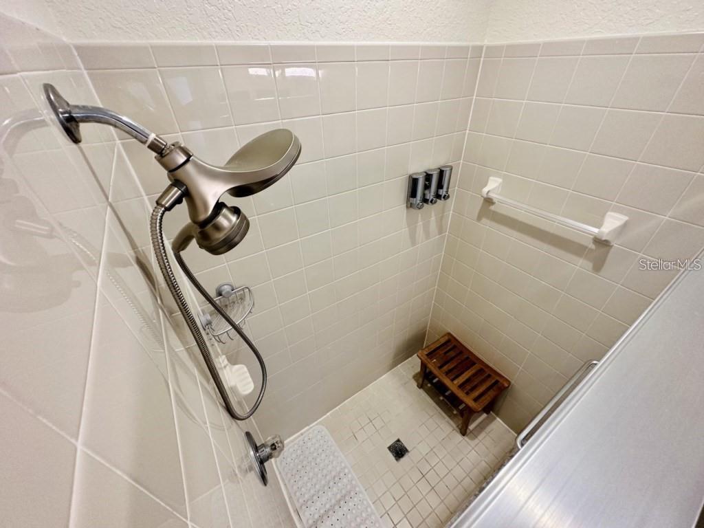 Image 18 of 34 For 522 Birkdale Street