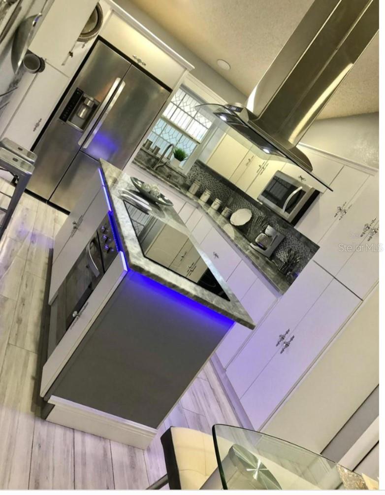 Listing photo id 1 for 8307 Sun Vista Way