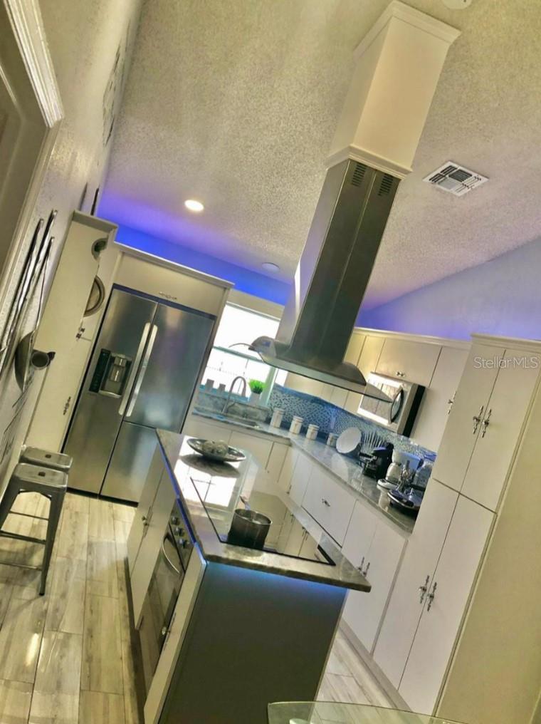 Listing photo id 3 for 8307 Sun Vista Way