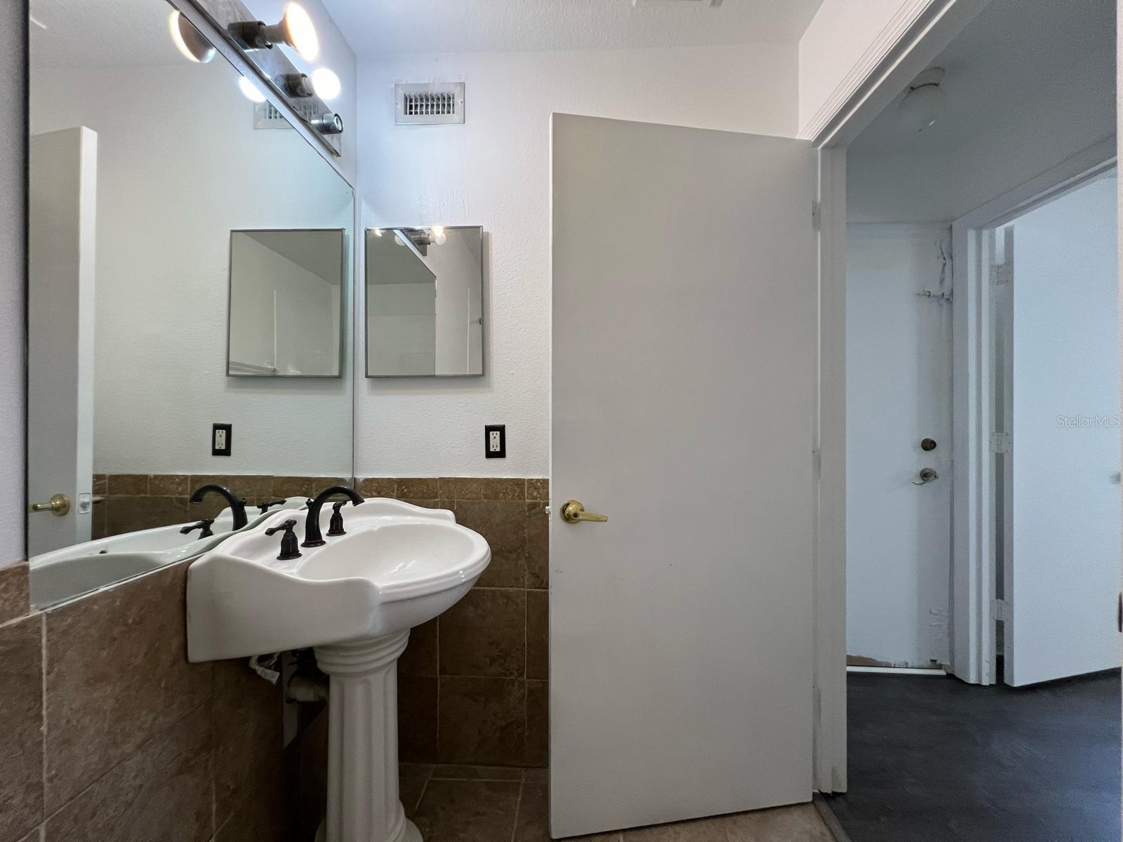 Image 9 of 29 For 833 Caribbean Drive B