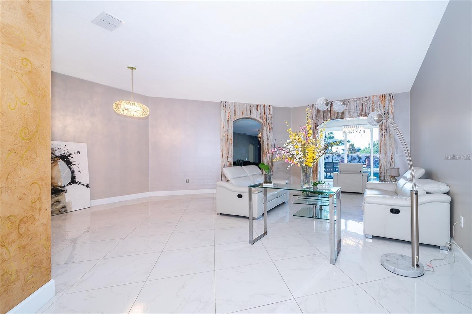 Image 4 of 40 For 5130 Chelwyn Court